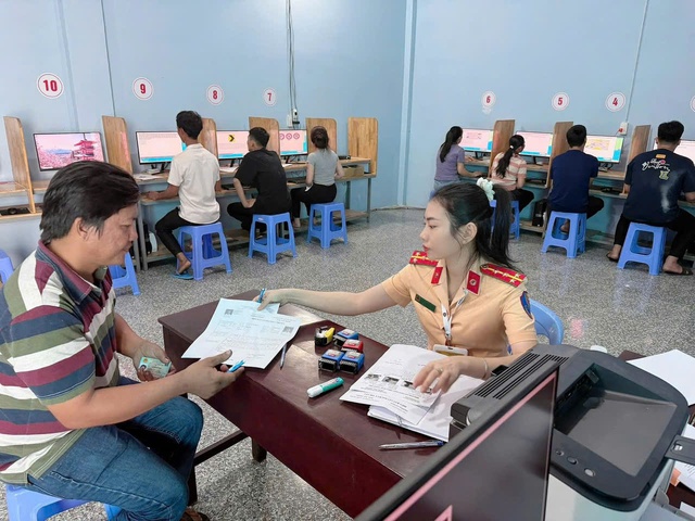 Bộ Công an đề xuất cấp GPLX điện tử, giảm tối đa thời gian cấp đổi- Ảnh 1.