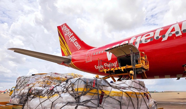 Vietjet cùng đồng bào vượt qua bão lũ, lan tỏa yêu thương - Ảnh 2.
