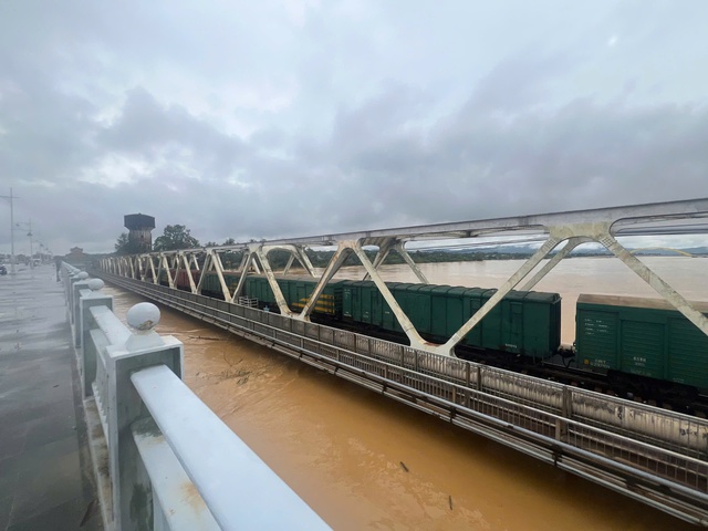 Tiếp tục dùng đoàn tàu neo đậu trên cầu đường sắt vượt sông Hương để ứng phó mưa lũ- Ảnh 2. Tiếp tục dùng đoàn tàu neo đậu trên cầu đường sắt vượt sông Hương để ứng phó mưa lũ- Ảnh 2.
