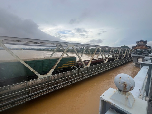 Tiếp tục dùng đoàn tàu neo đậu trên cầu đường sắt vượt sông Hương để ứng phó mưa lũ- Ảnh 1. Tiếp tục dùng đoàn tàu neo đậu trên cầu đường sắt vượt sông Hương để ứng phó mưa lũ- Ảnh 1.