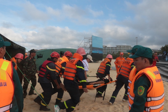 Diễn tập tìm kiếm cứu nạn máy bay chở 120 hành khách rơi trên biển Quy Nhơn- Ảnh 15. Diễn tập tìm kiếm cứu nạn máy bay chở 120 hành khách rơi trên biển Quy Nhơn- Ảnh 15.