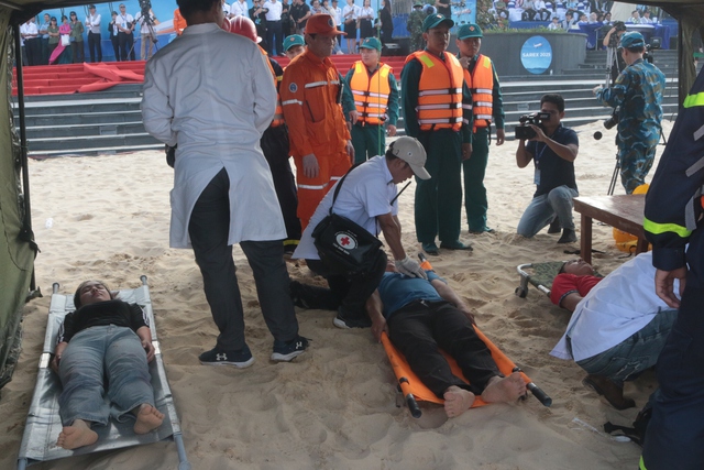 Diễn tập tìm kiếm cứu nạn máy bay chở 120 hành khách rơi trên biển Quy Nhơn- Ảnh 17. Diễn tập tìm kiếm cứu nạn máy bay chở 120 hành khách rơi trên biển Quy Nhơn- Ảnh 17.