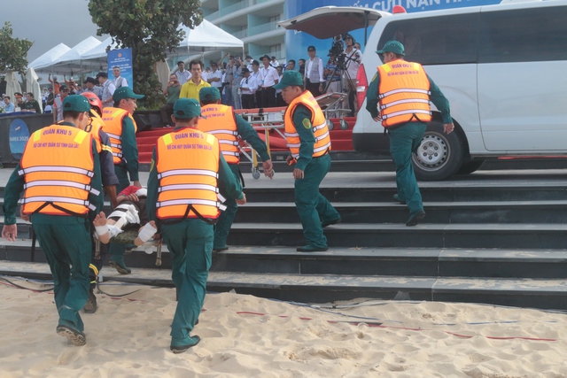 Diễn tập tìm kiếm cứu nạn máy bay chở 120 hành khách rơi trên biển Quy Nhơn- Ảnh 18. Diễn tập tìm kiếm cứu nạn máy bay chở 120 hành khách rơi trên biển Quy Nhơn- Ảnh 18.