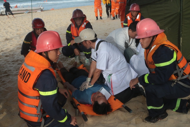 Diễn tập tìm kiếm cứu nạn máy bay chở 120 hành khách rơi trên biển Quy Nhơn- Ảnh 19. Diễn tập tìm kiếm cứu nạn máy bay chở 120 hành khách rơi trên biển Quy Nhơn- Ảnh 19.