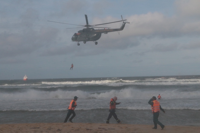 Diễn tập tìm kiếm cứu nạn máy bay chở 120 hành khách rơi trên biển Quy Nhơn- Ảnh 21. Diễn tập tìm kiếm cứu nạn máy bay chở 120 hành khách rơi trên biển Quy Nhơn- Ảnh 21.