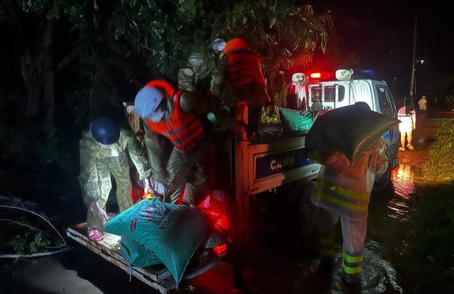 Lũ sông Ba dâng trong đêm, Gia Lai khẩn cấp sơ tán dân, phong tỏa cầu tránh tai nạn - Ảnh 2.