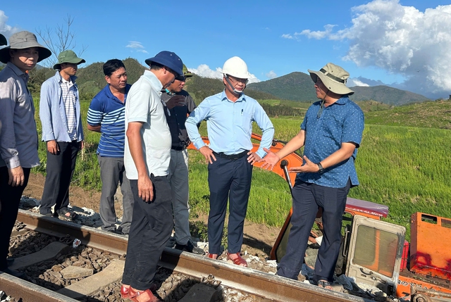 Nỗ lực khắc phục sự cố sạt lở đường sắt trên tuyến Thống nhất- Ảnh 1.