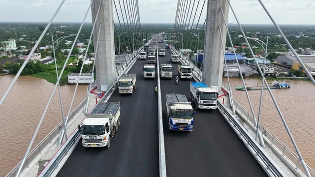 Chấp thuận tháo dỡ biển cấm xe tải từ 3 trục qua cầu Rạch Miễu 1 - Ảnh 2.