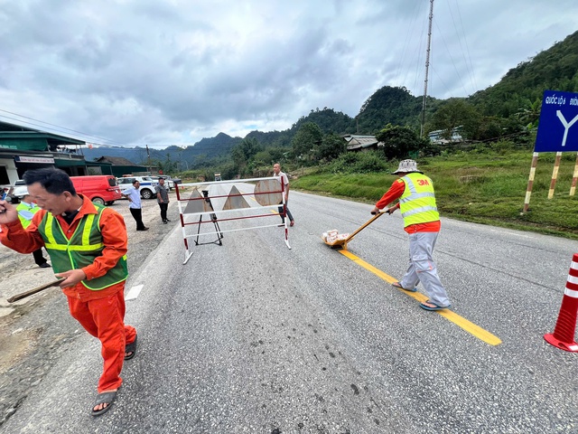 Tăng cường bảo đảm ATGT trên QL6 - Ảnh 1.