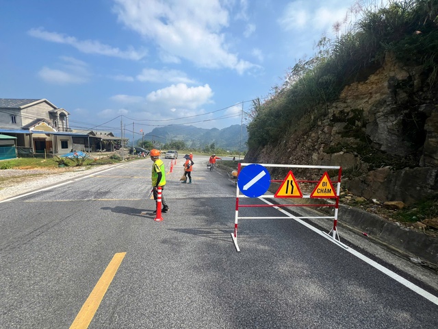 Tăng cường bảo đảm ATGT trên QL6 - Ảnh 2.