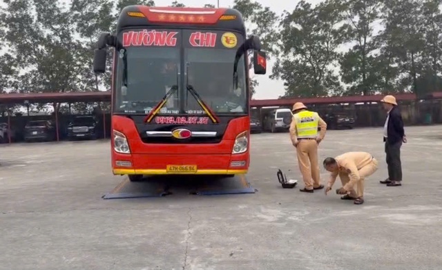 Phạt nặng chủ xe, trừ điểm GPLX tài xế xe khách chở hàng quá tải 200% trên cao tốc- Ảnh 1. Phạt nặng chủ xe, trừ điểm GPLX tài xế xe khách chở hàng quá tải 200% trên cao tốc- Ảnh 1.