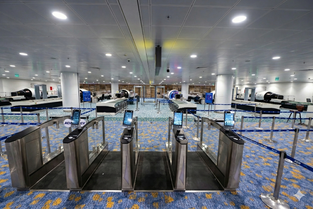 Chuỗi thủ tục tự động tại Nhà ga T2 Nội Bài thực hiện thế nào? - Ảnh 1.