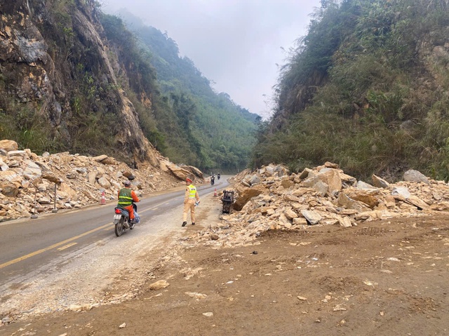 Theo dõi chặt chẽ diễn biến sạt lở trên QL6 - Ảnh 1.
