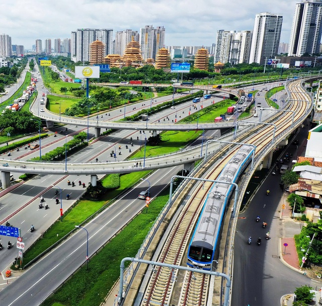 Tuyến metro Bến Thành - Suối Tiên phục vụ gần 19 triệu lượt khách sau một năm hoạt động - Ảnh 1.