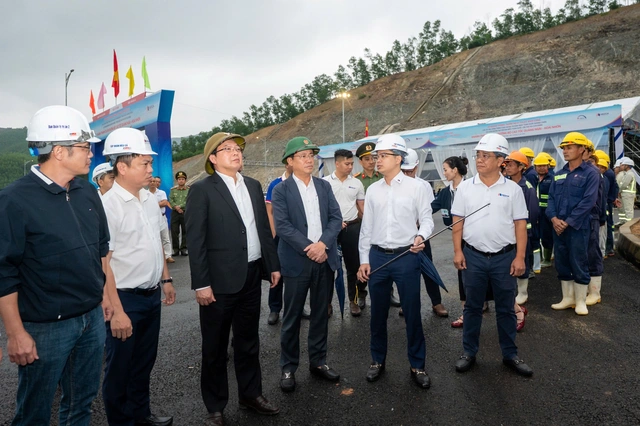 Phó Thủ tướng Hồ Quốc Dũng thăm, tặng quà người lao động dự án cao tốc Quảng Ngãi - Hoài Nhơn trước ngày khánh thành - Ảnh 1.