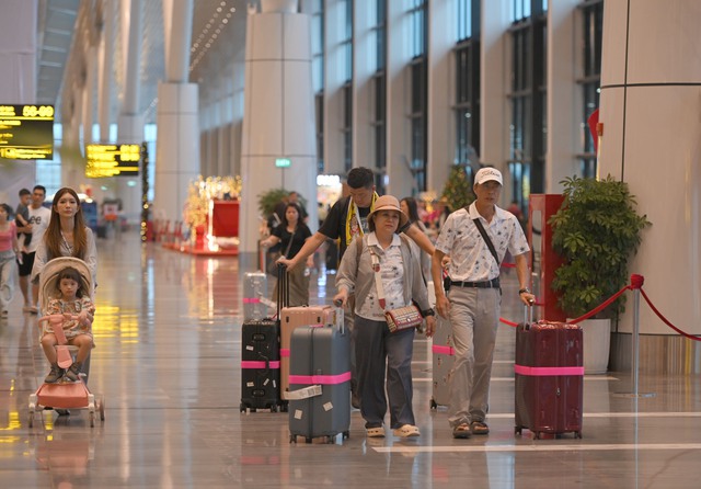 Hành khách thích thú chụp hình Noel tại Nhà ga T3 sân bay Tân Sơn Nhất - Ảnh 8.