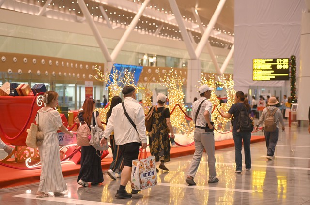 Hành khách thích thú chụp hình Noel tại Nhà ga T3 sân bay Tân Sơn Nhất - Ảnh 6.