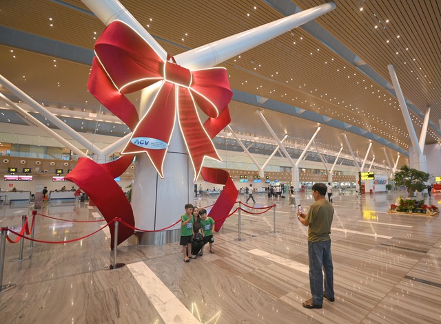 Hành khách thích thú chụp hình Noel tại Nhà ga T3 sân bay Tân Sơn Nhất - Ảnh 12.