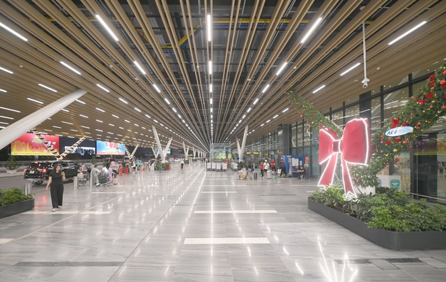 Hành khách thích thú chụp hình Noel tại Nhà ga T3 sân bay Tân Sơn Nhất - Ảnh 3.