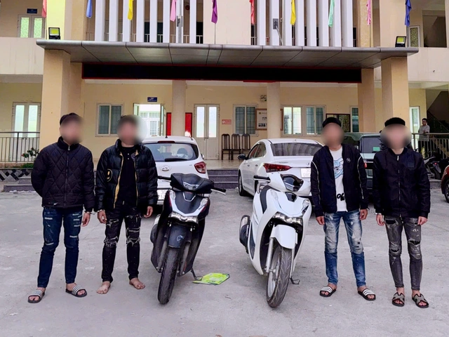 CSGT kịp thời ngăn chặn nhóm thanh niên gây rối trật tự công cộng trên QL32 - Ảnh 2.