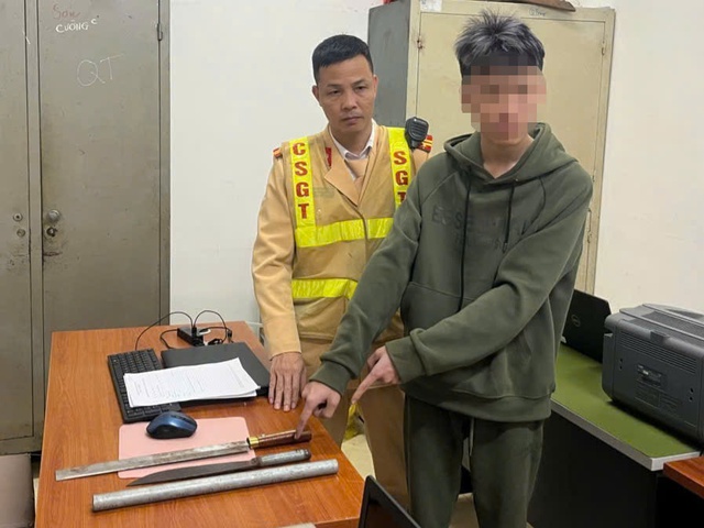 CSGT Hà Nội khống chế đối tượng mang nhiều hung khí khi tham gia giao thông- Ảnh 1.