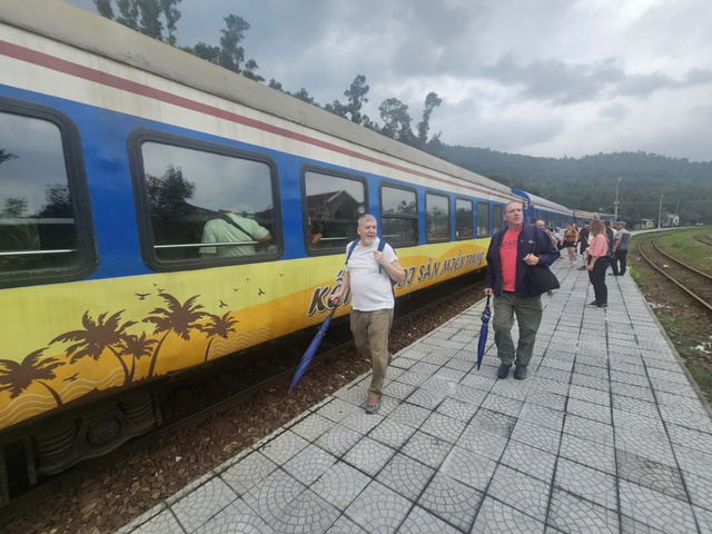 Chạy thêm tàu, nối thêm toa xe phục vụ Tết Dương lịch năm 2026 - Ảnh 1.