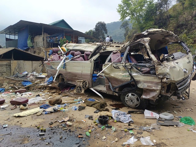 Lật xe khách chở đoàn giáo viên đi thiện nguyện ở Lào Cai, 9 người tử vong- Ảnh 1. Lật xe khách chở đoàn giáo viên đi thiện nguyện ở Lào Cai, 9 người tử vong- Ảnh 1.