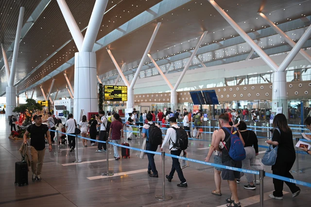 Sân bay Tân Sơn Nhất đón 135.000 hành khách dịp cao điểm Tết Dương lịch 2026 - Ảnh 4.