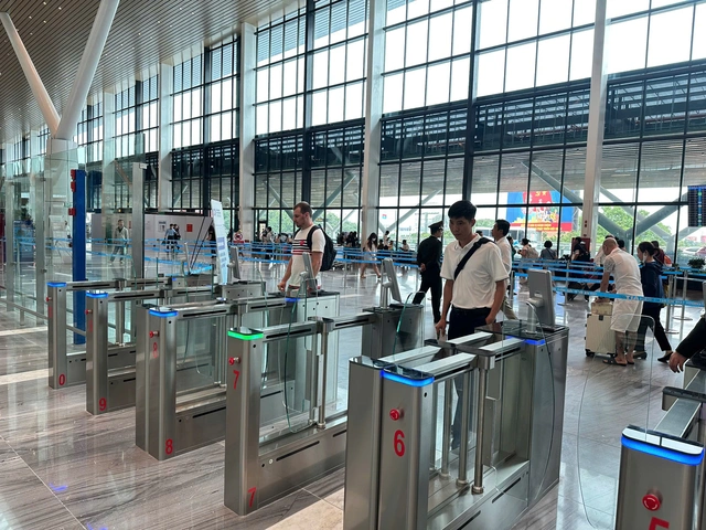 Sân bay Tân Sơn Nhất đón 135.000 hành khách dịp cao điểm Tết Dương lịch 2026 - Ảnh 2.