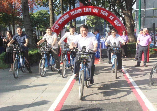 TP.HCM khánh thành làn đường ưu tiên xe đạp trên đường Mai Chí Thọ - Ảnh 4.