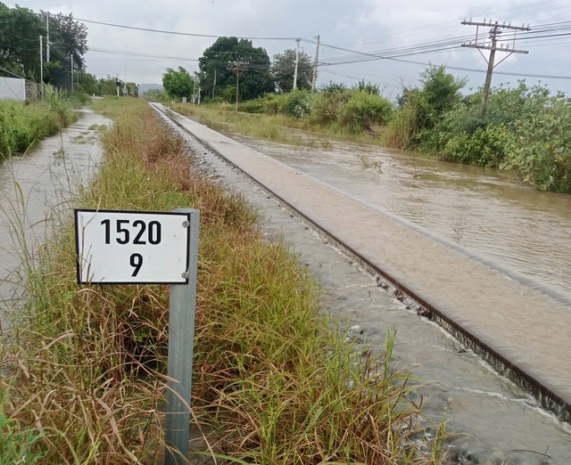 Điều 4 toa tàu có tải trọng 200 tấn án ngữ trên cầu đường sắt - Ảnh 1.