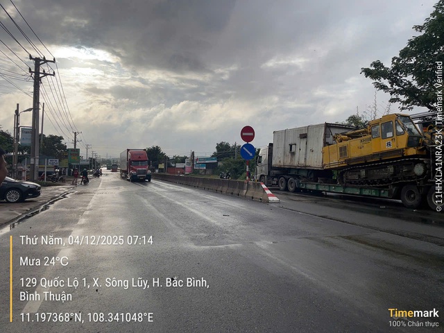 Mưa lớn khiến QL1 đoạn qua tỉnh Lâm Đồng ngập sâu 1m - Ảnh 1.