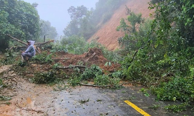 Giao thông nhiều nơi vẫn chia cắt do mưa lũ ở miền Trung Bộ- Ảnh 1.