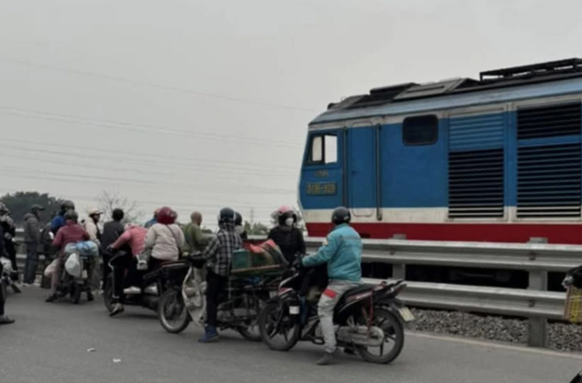 Hà Nội: Người phụ nữ đi xe máy tử vong khi va chạm với tàu hoả- Ảnh 1.