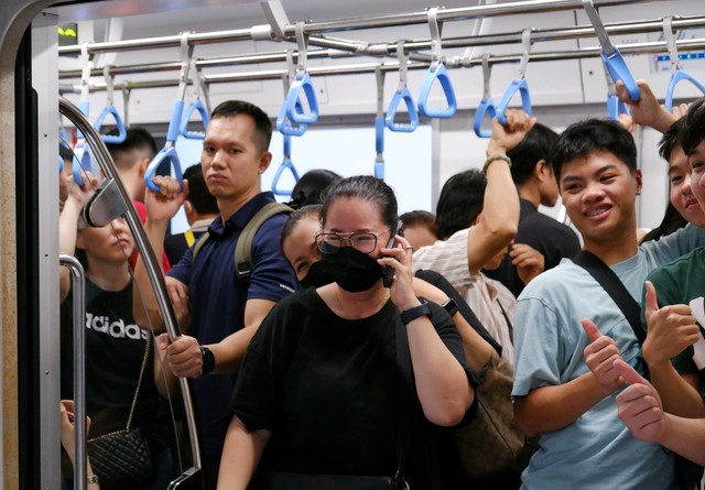 TP. HCM người dân chọn đi metro giúp thành phố giảm kẹt xe - Ảnh 2.