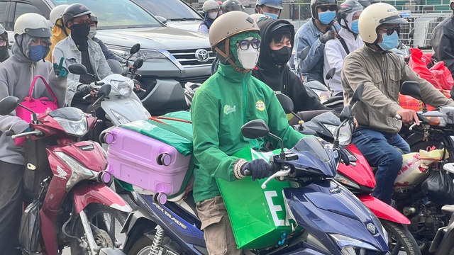 TP. HCM đông nghẹt người quay trở lại sau kỳ nghỉ Tết, giao thông các cửa ngõ ùn tắc- Ảnh 3.