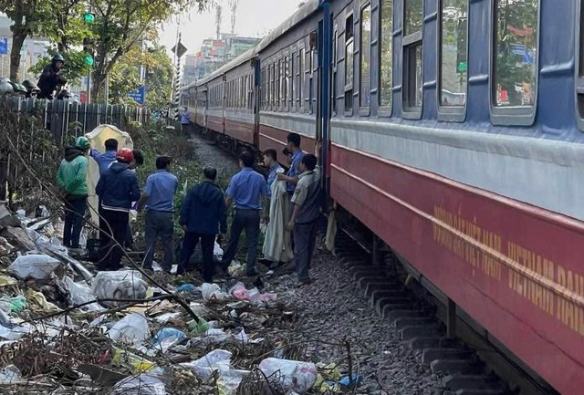 Hà Nội: Va chạm tàu hoả, một người đi xe máy tử vong tại chỗ- Ảnh 2.