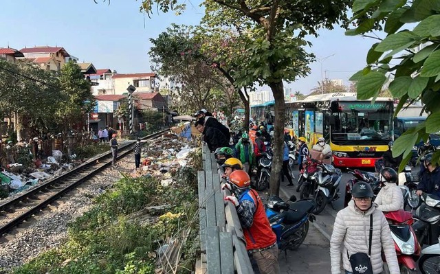 Hà Nội: Va chạm tàu hoả, một người đi xe máy tử vong tại chỗ- Ảnh 1.