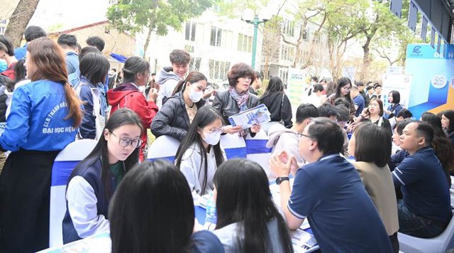 Trường ĐH Điện lực thu hút đông đảo học sinh và phụ huynh tại Ngày hội tư vấn tuyển sinh – hướng nghiệp năm 2025- Ảnh 1.