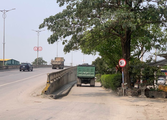 Quảng Ninh: Hiểm nguy rình rập tại nút giao chân cầu vượt đường sắt ở Thành phố Uông Bí - Ảnh 4.