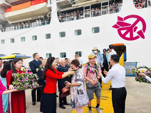 Tàu biển đưa 1.700 du khách quốc tế đến Hạ Long - Ảnh 1.
