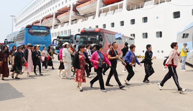 Tàu biển đưa 1.700 du khách quốc tế đến Hạ Long - Ảnh 2.