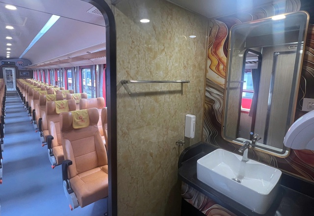 Khai trương đoàn tàu VIP mang tên Hoa Phượng Đỏ- Ảnh 2.