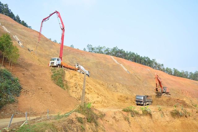 Thúc tiến độ giải phóng mặt bằng đường Hồ Chí Minh đoạn Chợ Chu - Ngã ba Trung Sơn - Ảnh 1.