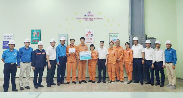 Tổng công ty Phát điện 1 thăm, tặng quà người lao động tại Công ty cổ phần Nhiệt điện Quảng Ninh  - Ảnh 3.