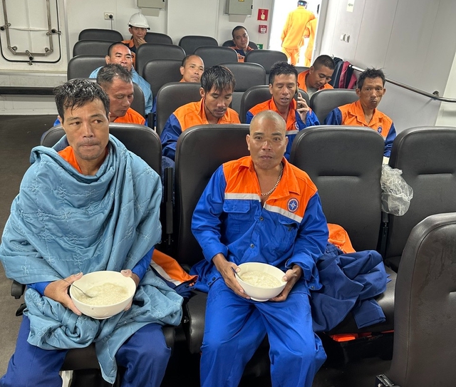 Cận cảnh cứu thành công 10 thuyền viên tàu CÔNG THÀNH 07 bị chìm tại vùng biển Hà Tĩnh - Ảnh 4.