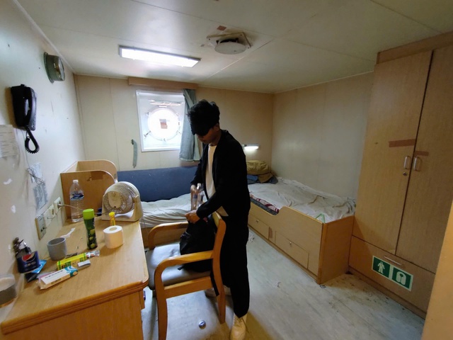 Cứu nạn thuyền viên quốc tịch Myanmar bị tai nạn lao động trên vùng biển Nha Trang - Ảnh 2.