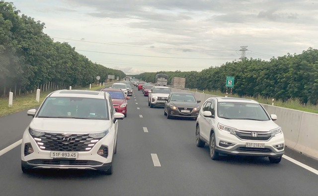 Người xe ùn ùn đổ về TP. HCM sau kỳ nghỉ lễ khiến giao thông ùn tắc - Ảnh 5.