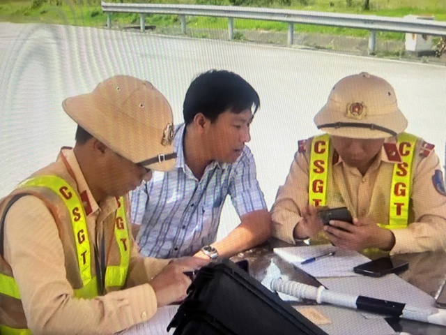 CSGT phạt tiền, trừ điểm GPLX tài xế xe khách lấn làn trên cao tốc- Ảnh 1.