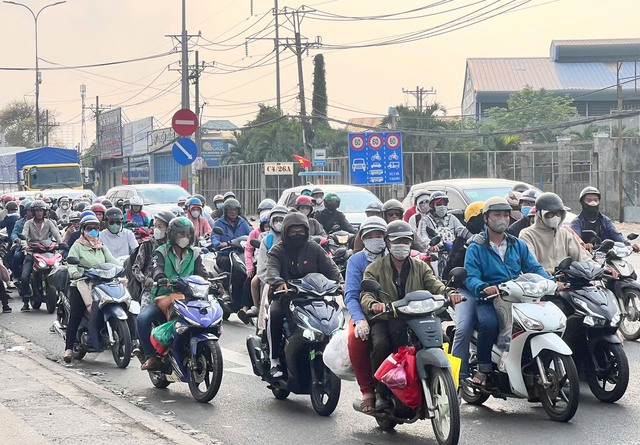 Người xe ùn ùn đổ về TP. HCM sau kỳ nghỉ lễ khiến giao thông ùn tắc - Ảnh 1.